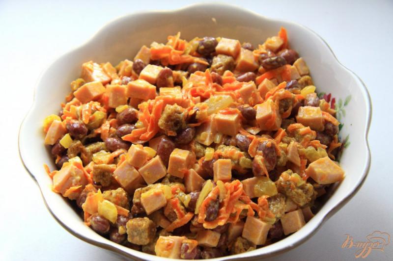 Фото приготовление рецепта: Быстрый салат с фасолью, колбасой и сухариками шаг №6