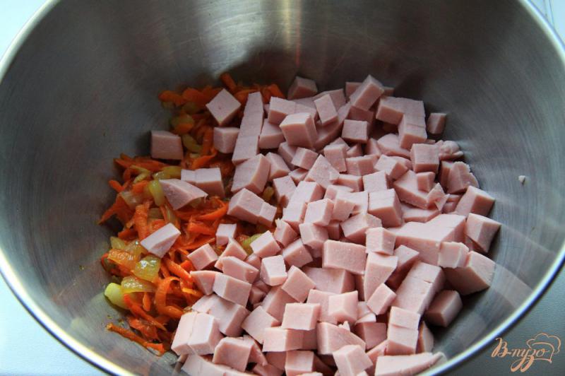Фото приготовление рецепта: Быстрый салат с фасолью, колбасой и сухариками шаг №3