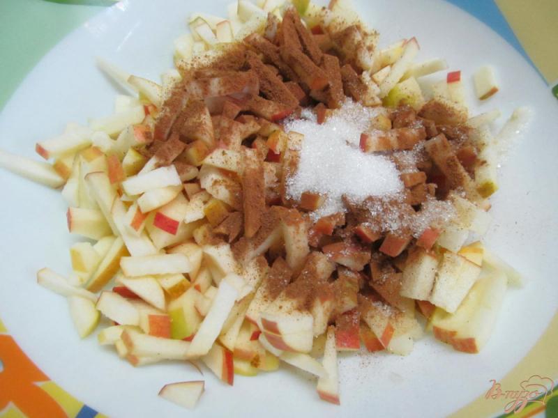 Фото приготовление рецепта: Сухой пирог с яблоками на кукурузной муке шаг №4