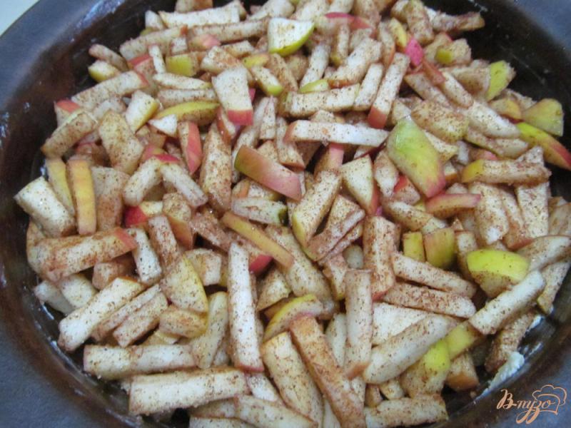 Фото приготовление рецепта: Сухой пирог с яблоками на кукурузной муке шаг №5