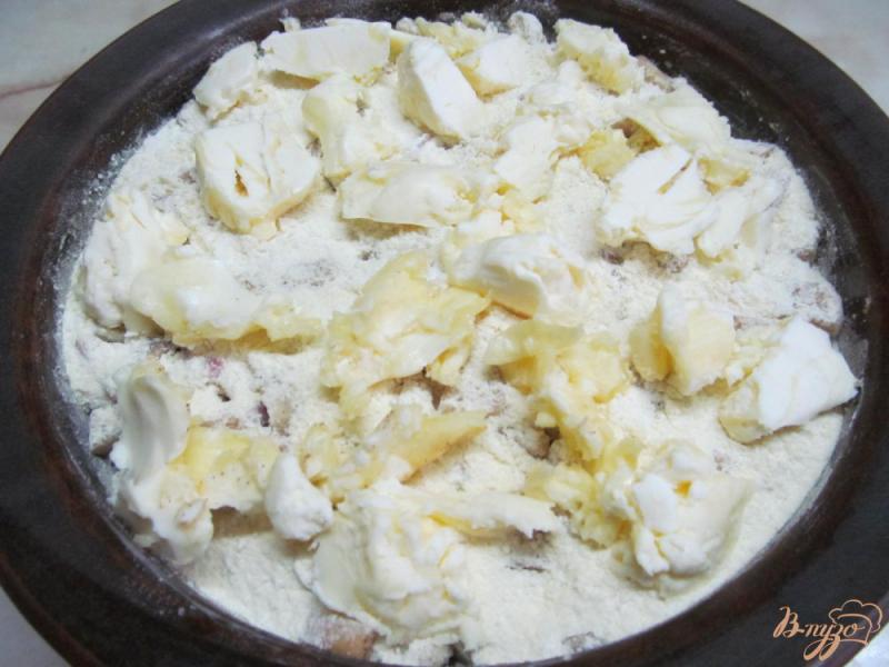 Фото приготовление рецепта: Сухой пирог с яблоками на кукурузной муке шаг №6