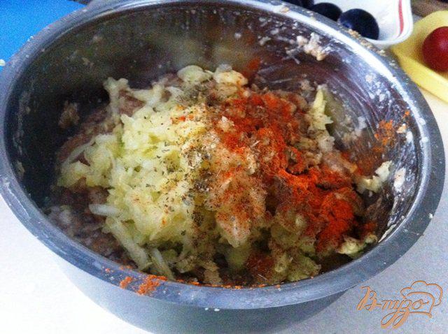 Фото приготовление рецепта: Мясная запеканка из куриного фарша и кабачка шаг №3