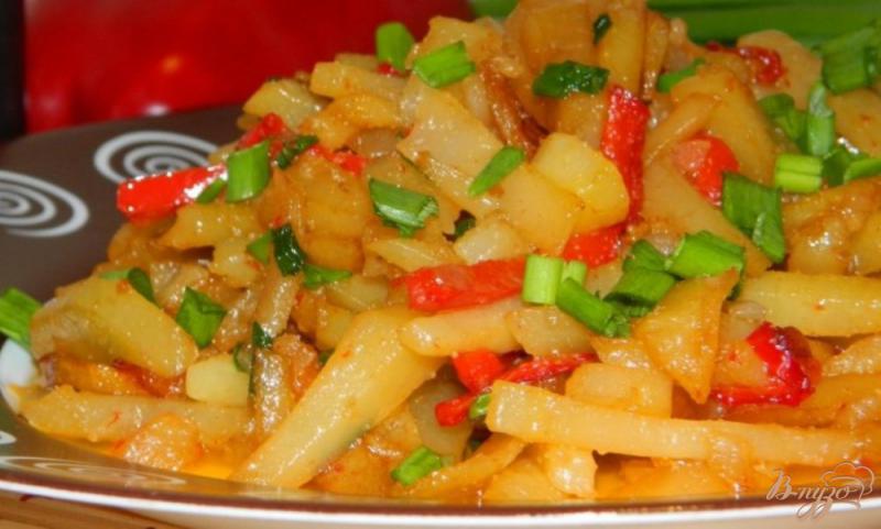Фото приготовление рецепта: Яркий картофель с мясом и овощами шаг №7