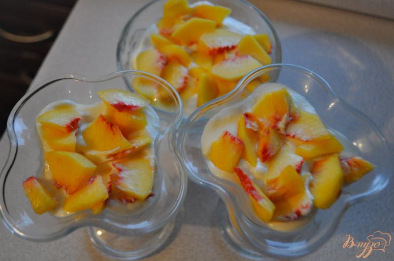 Фото приготовление рецепта: Творожный десерт с нектарином и грушей шаг №5