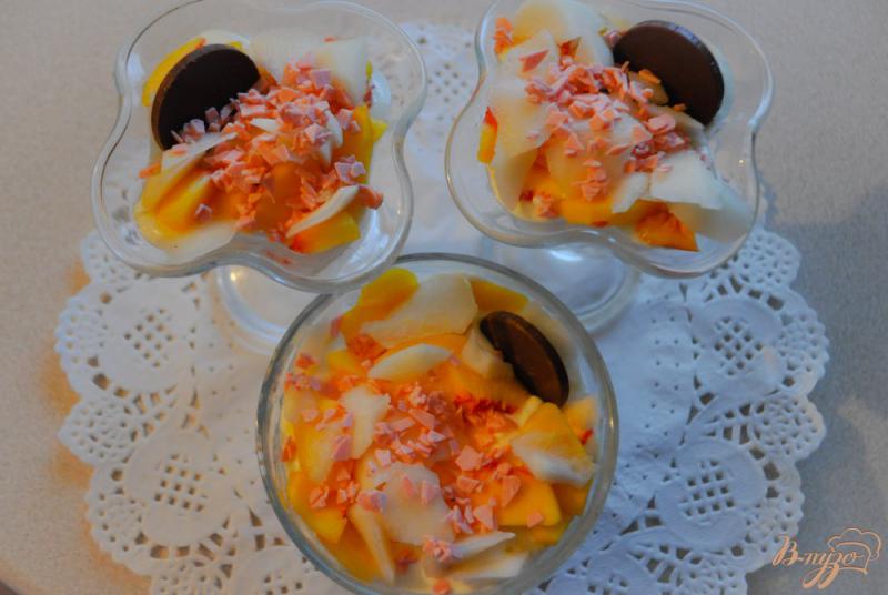 Фото приготовление рецепта: Творожный десерт с нектарином и грушей шаг №7