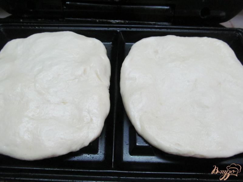 Фото приготовление рецепта: Бутерброд с яичницей шаг №8