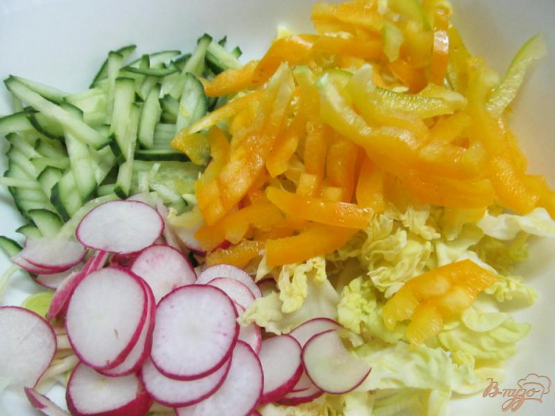 Фото приготовление рецепта: Овощной салат с японской заправкой шаг №6