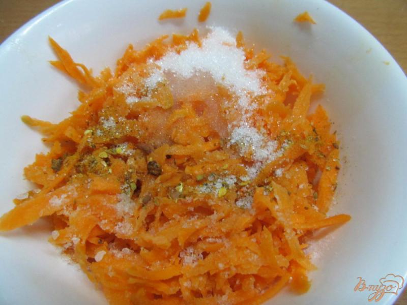 Фото приготовление рецепта: Салат с морковью и копченой курицей шаг №1