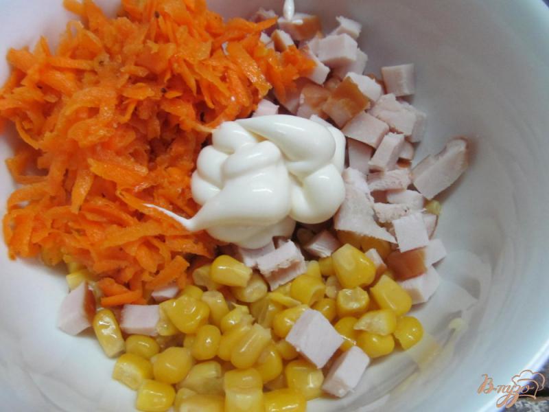Фото приготовление рецепта: Салат с морковью и копченой курицей шаг №3