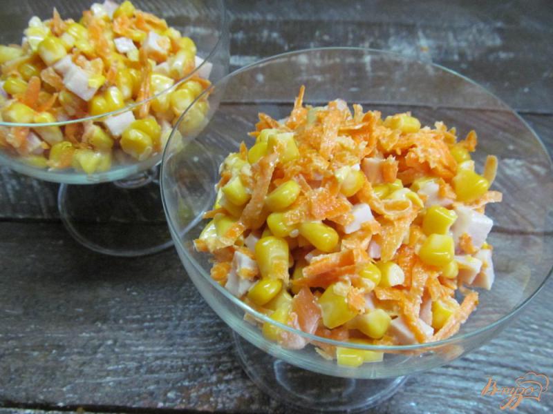 Фото приготовление рецепта: Салат с морковью и копченой курицей шаг №5