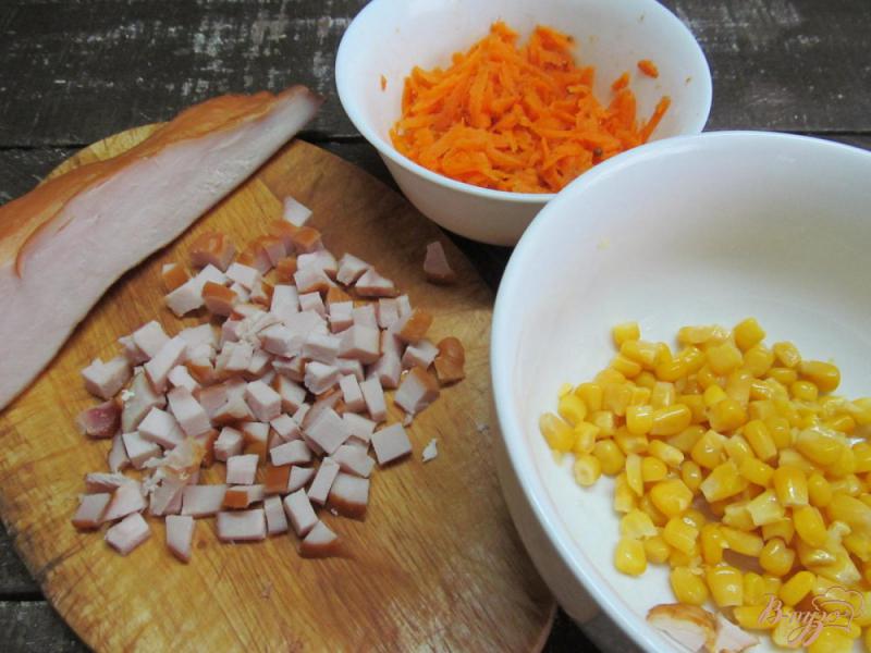 Фото приготовление рецепта: Салат с морковью и копченой курицей шаг №2