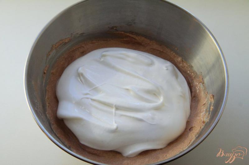 Фото приготовление рецепта: Творожно-шоколадная запеканка шаг №4