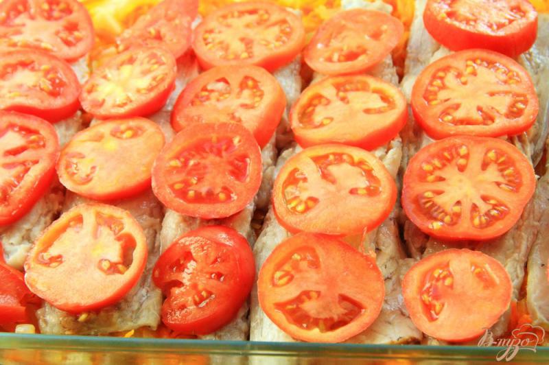 Фото приготовление рецепта: Скумбрия, запеченная с картофелем под помидорами и сыром шаг №9