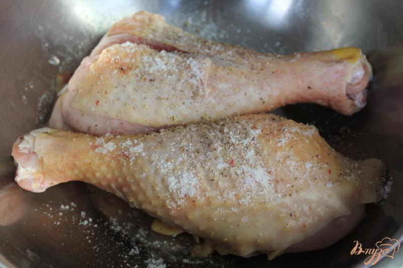 Фото приготовление рецепта: Куриные ножки с луком и картофелем в рукаве шаг №1
