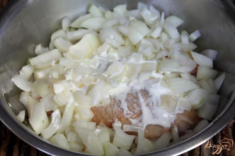 Фото приготовление рецепта: Куриные ножки с луком и картофелем в рукаве шаг №3