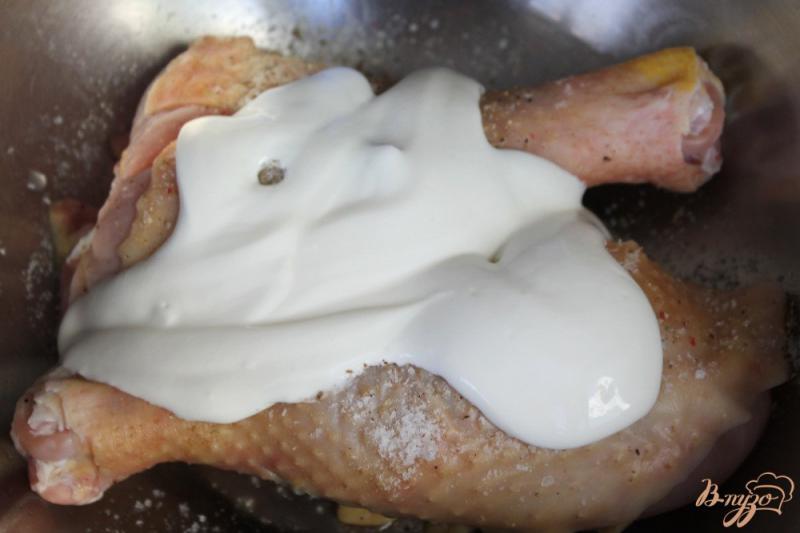 Фото приготовление рецепта: Куриные ножки с луком и картофелем в рукаве шаг №2