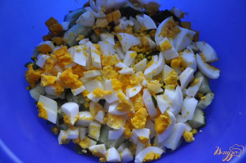 Фото приготовление рецепта: Салат с курицей и огурцами шаг №3