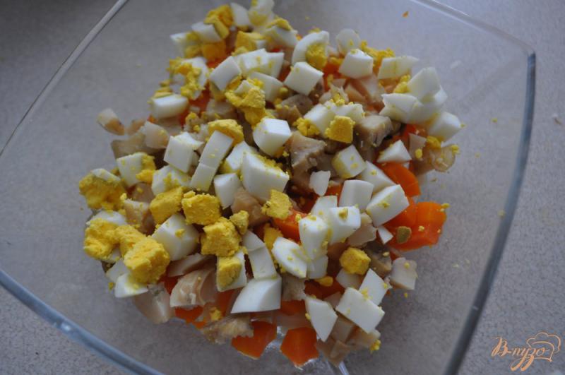 Фото приготовление рецепта: Салат с рапанами, картофелем и огурцом шаг №4