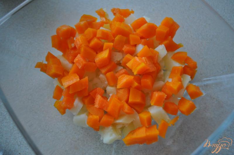 Фото приготовление рецепта: Салат с рапанами, картофелем и огурцом шаг №2