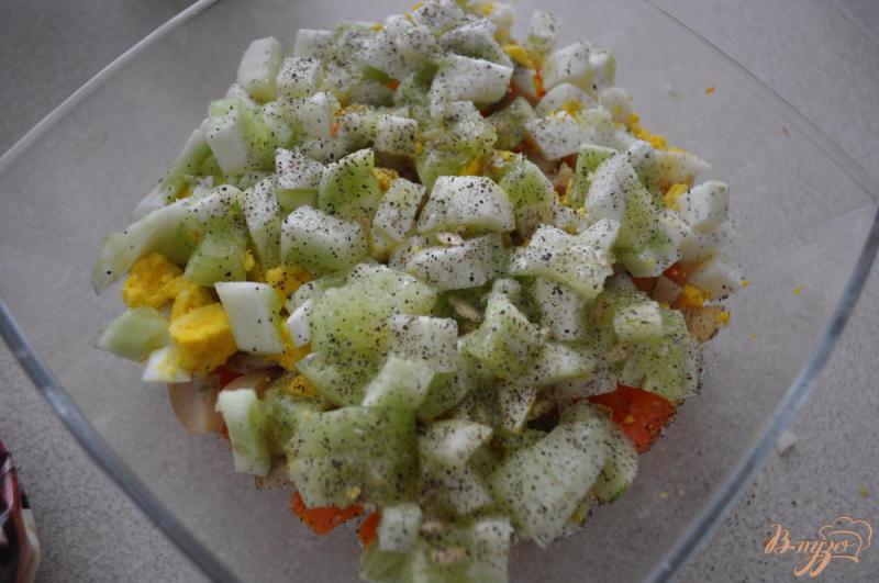 Фото приготовление рецепта: Салат с рапанами, картофелем и огурцом шаг №5