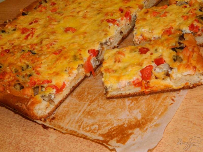 Фото приготовление рецепта: Пицца с курицей, грибами и сыром шаг №8