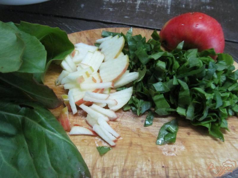 Фото приготовление рецепта: Салат из редиса с яблоком шаг №2
