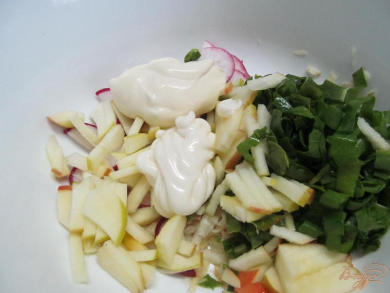 Фото приготовление рецепта: Салат из редиса с яблоком шаг №3