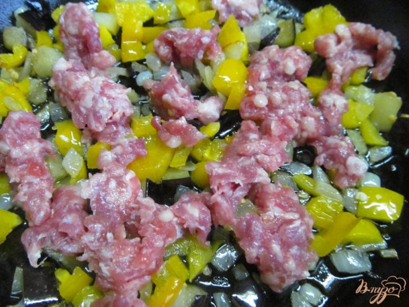 Фото приготовление рецепта: Шакшука из баклажана с мясным фаршем шаг №3