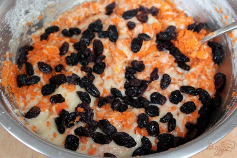 Фото приготовление рецепта: Морковный пирог с черным изюмом шаг №5