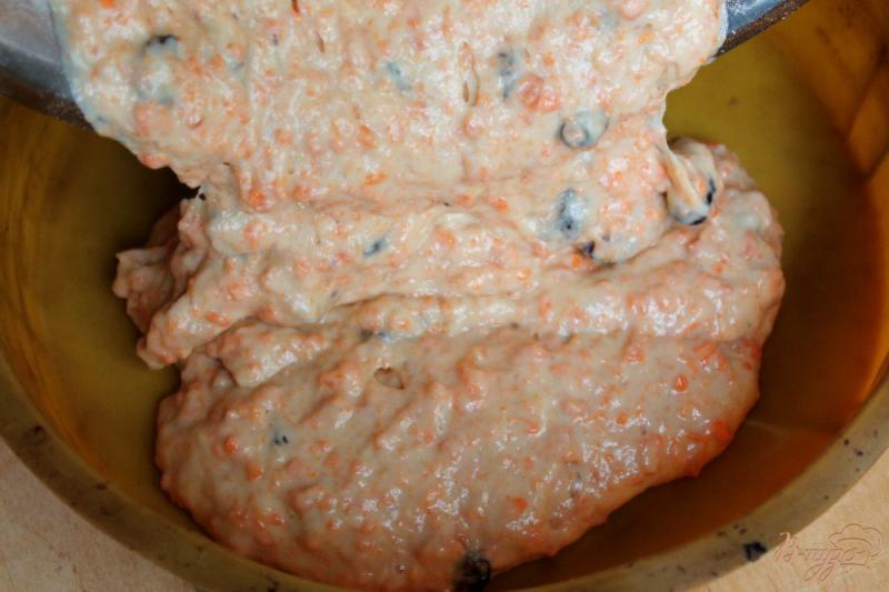 Фото приготовление рецепта: Морковный пирог с черным изюмом шаг №6