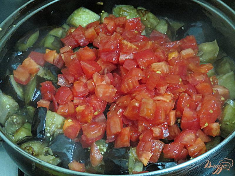 Фото приготовление рецепта: Баклажаны жареные с помидорами шаг №6