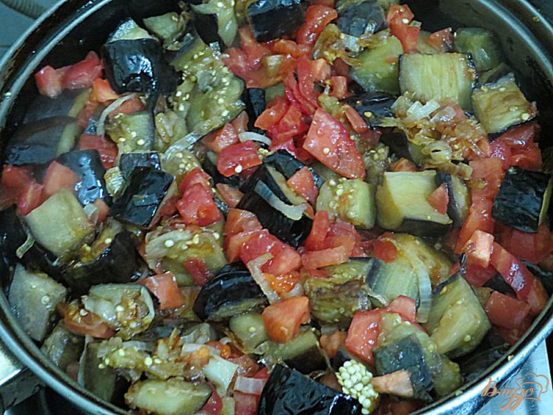 Фото приготовление рецепта: Баклажаны жареные с помидорами шаг №7