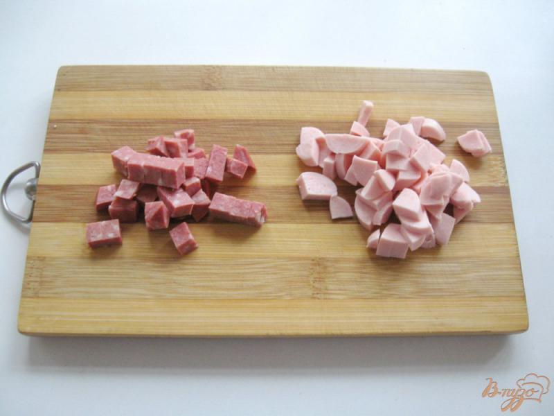 Фото приготовление рецепта: Овощное рагу с сосисками и колбасой в горшке шаг №3