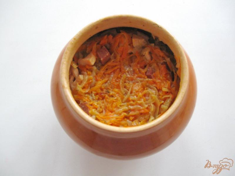 Фото приготовление рецепта: Овощное рагу с сосисками и колбасой в горшке шаг №9