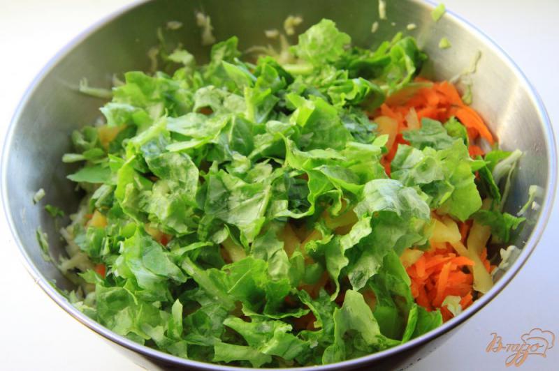 Фото приготовление рецепта: Витаминный салат из свежей капусты шаг №5