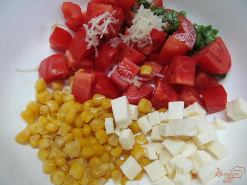Фото приготовление рецепта: Салат из помидора с кукурузой шаг №3