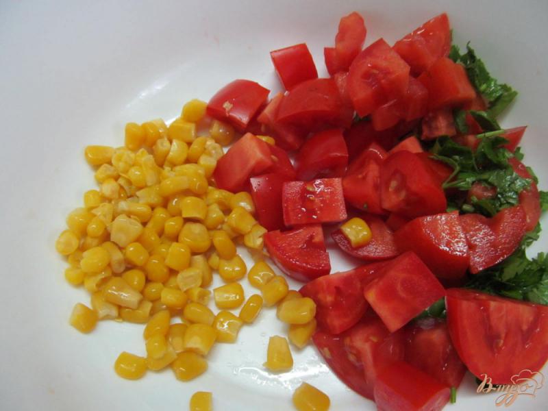Фото приготовление рецепта: Салат из помидора с кукурузой шаг №2