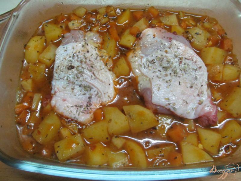 Фото приготовление рецепта: Куриные бедра с корнеплодами шаг №4