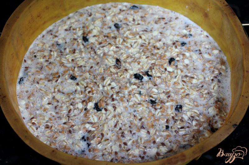 Фото приготовление рецепта: Пирог на основе хлопьев ассорти с изюмом и семенами льна. шаг №5