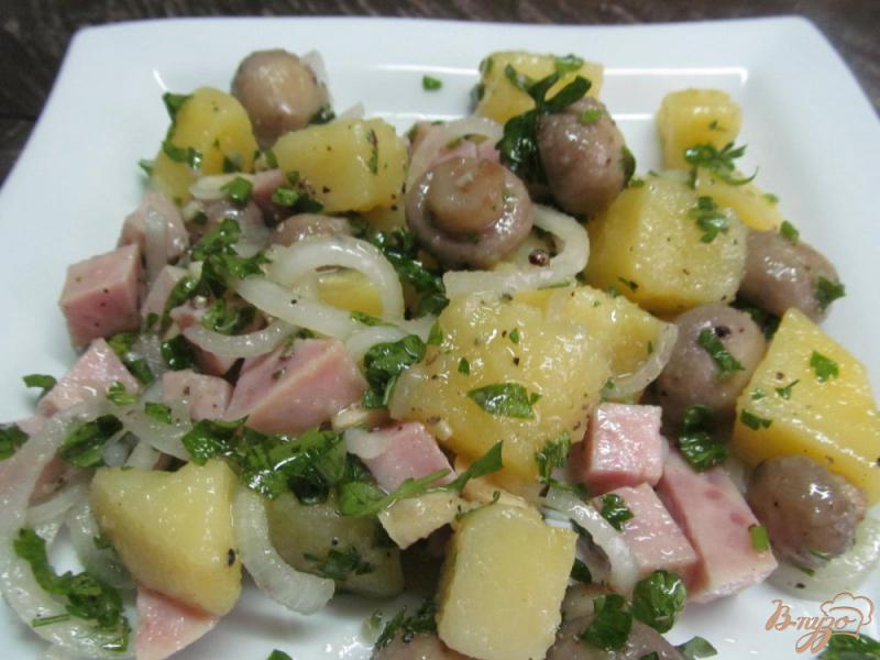 Фото приготовление рецепта: Салат с маринованными шампиньонами и ветчиной шаг №4