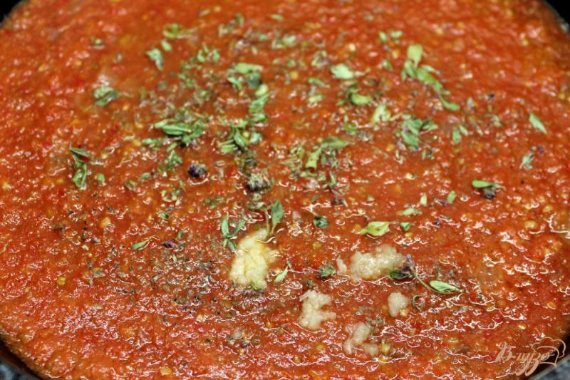 Фото приготовление рецепта: Фасоль с пряным томатным соусом. шаг №5