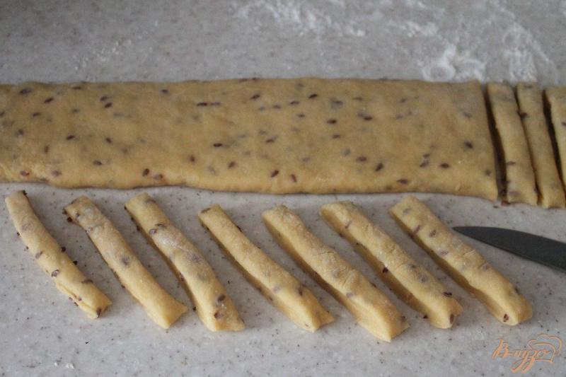 Фото приготовление рецепта: Песочные палочки с семенами льна шаг №5