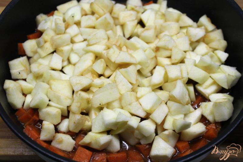 Фото приготовление рецепта: Пряная тыква и яблоко на овсяной подушке шаг №4