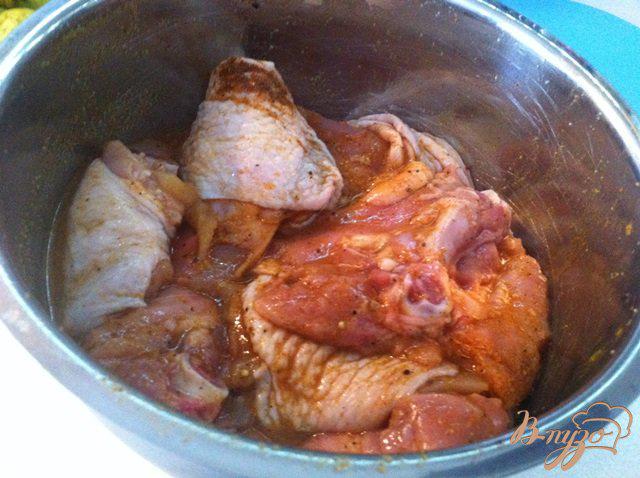 Фото приготовление рецепта: Куриные бедрышки с майонезом из духовки шаг №2