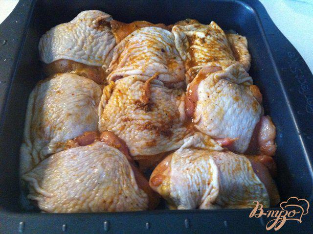Фото приготовление рецепта: Куриные бедрышки с майонезом из духовки шаг №3