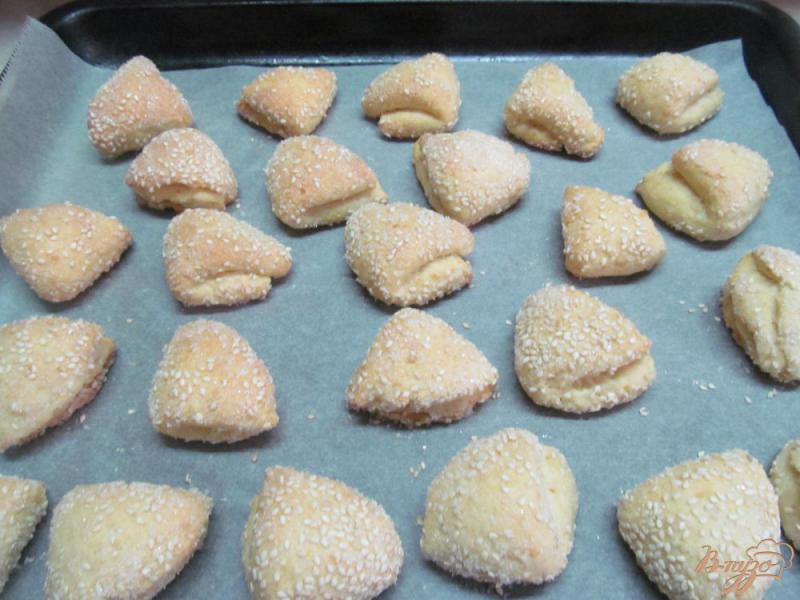 Фото приготовление рецепта: Печенье из творожного теста с кунжутом шаг №7