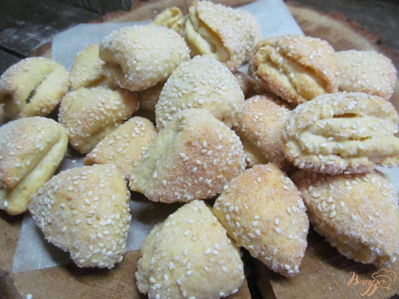 Фото приготовление рецепта: Печенье из творожного теста с кунжутом шаг №8