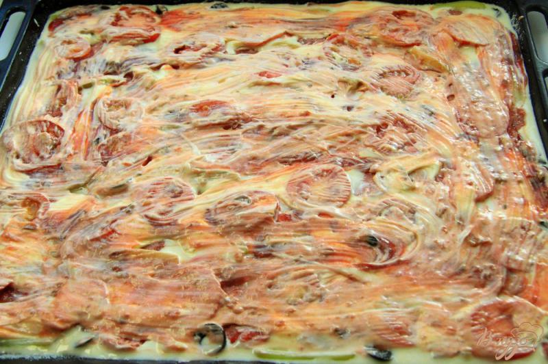 Фото приготовление рецепта: Пицца с колбасой, помидорами и перцем на жидком тесте шаг №7