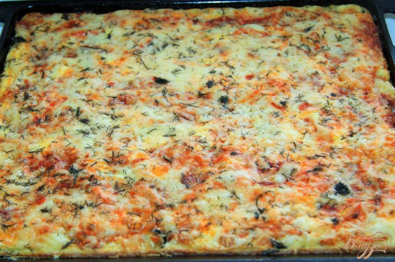Фото приготовление рецепта: Пицца с колбасой, помидорами и перцем на жидком тесте шаг №9