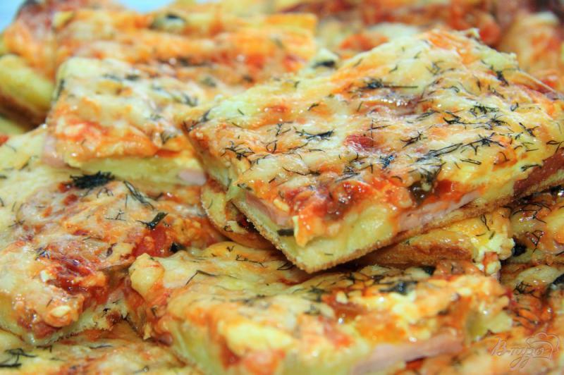 Фото приготовление рецепта: Пицца с колбасой, помидорами и перцем на жидком тесте шаг №10
